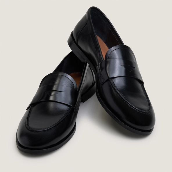 Round-toe loafers in black leather | THELMA