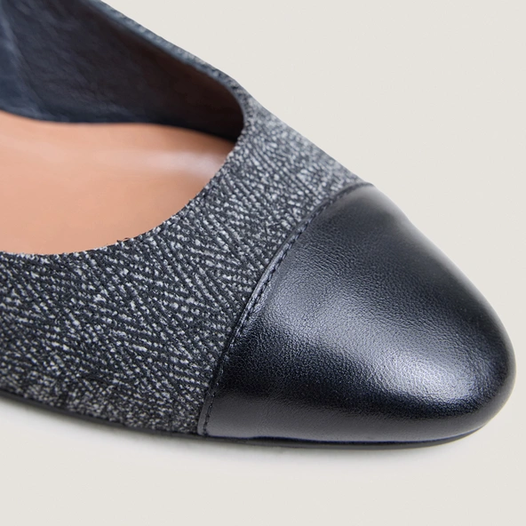 Low-heel slingback ballet flats in black leather and grey chevron pattern | DECISION