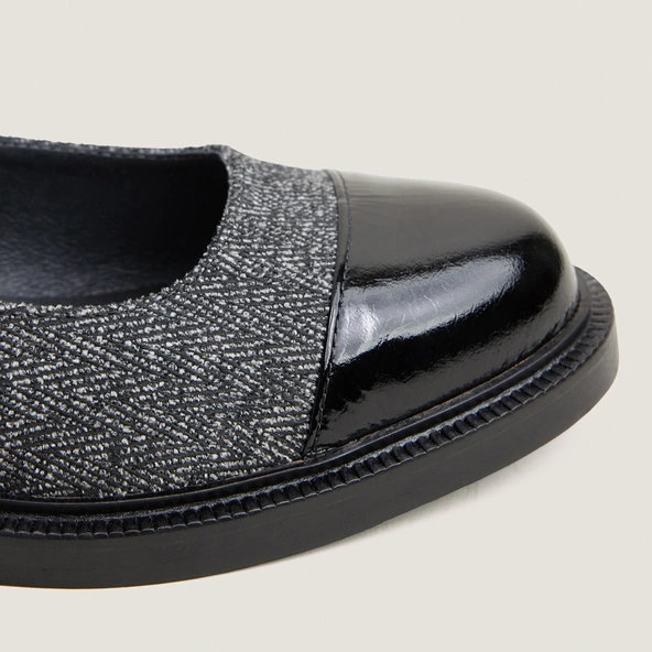 Round-toe ballet flats with low heels in black shiny leather and grey chevron pattern | DOUM