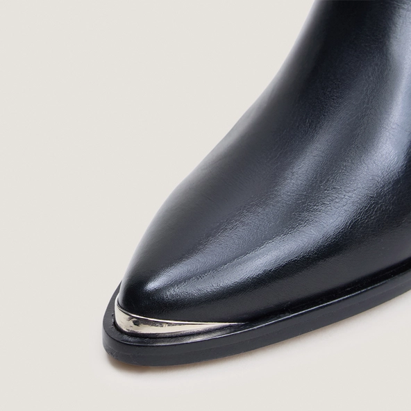 Heeled ankle boots with silver toe caps in black leather | PRUDENCE