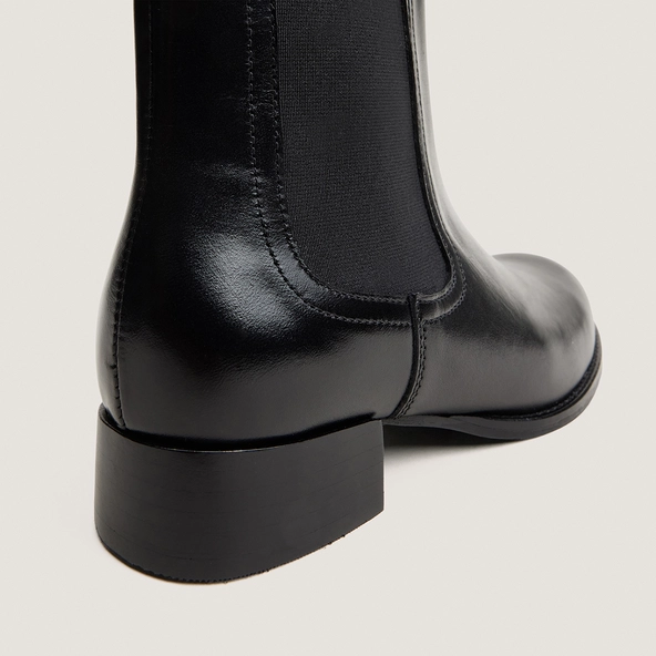Elastic-sided boots in black leather | ASTRELLE