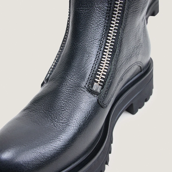 Boots with lug soles and zip in black grained leather | ARZEA