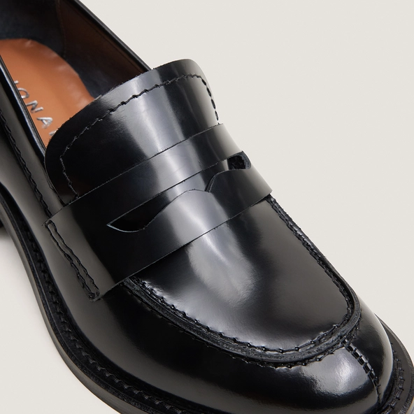 Heeled loafers in black glazed leather | DOLLEGE