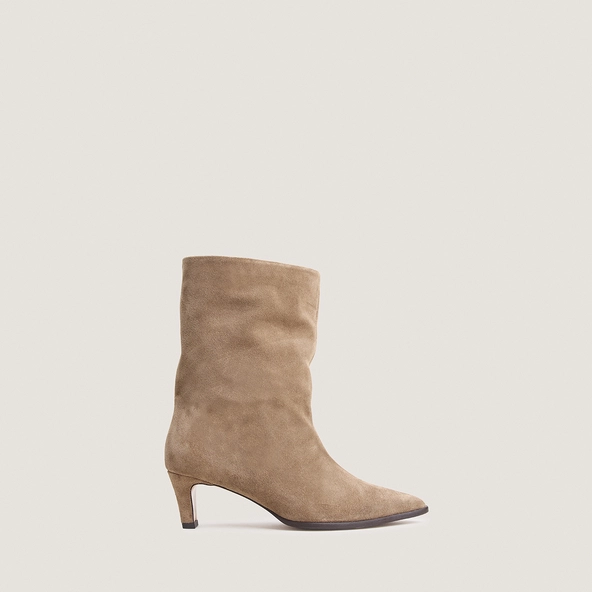Heeled ankle boots with pointed toes in taupe suede | PY