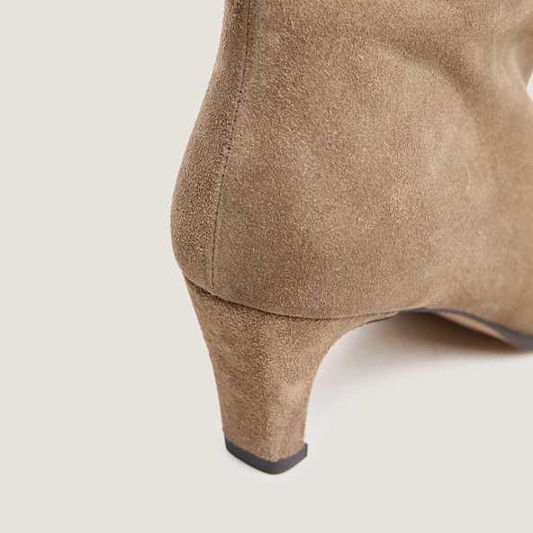 Heeled ankle boots with pointed toes in taupe suede | PY