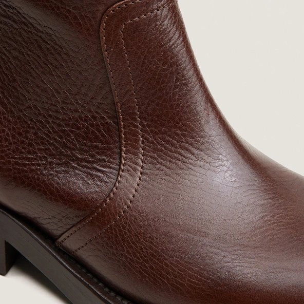 Zip heeled ankle boots in brown grained leather | DIO