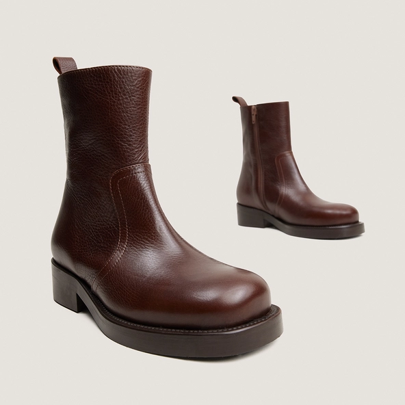 Zip heeled ankle boots in brown grained leather | DIO