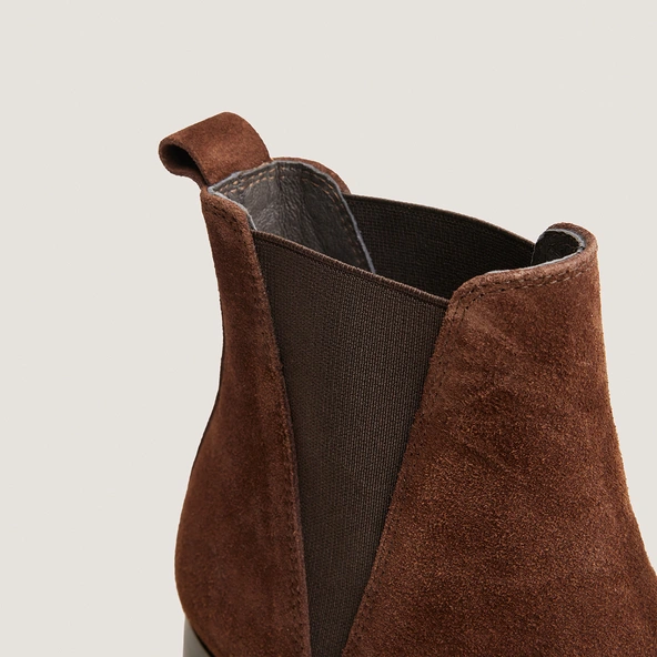 Chelsea boots with heels and pointed toes in brown suede | ANOKA