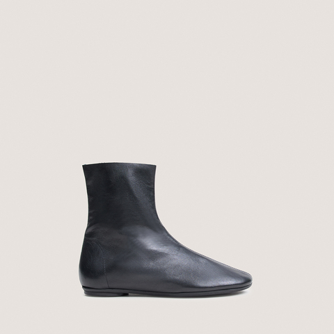 Flat round-toe ankle boots black