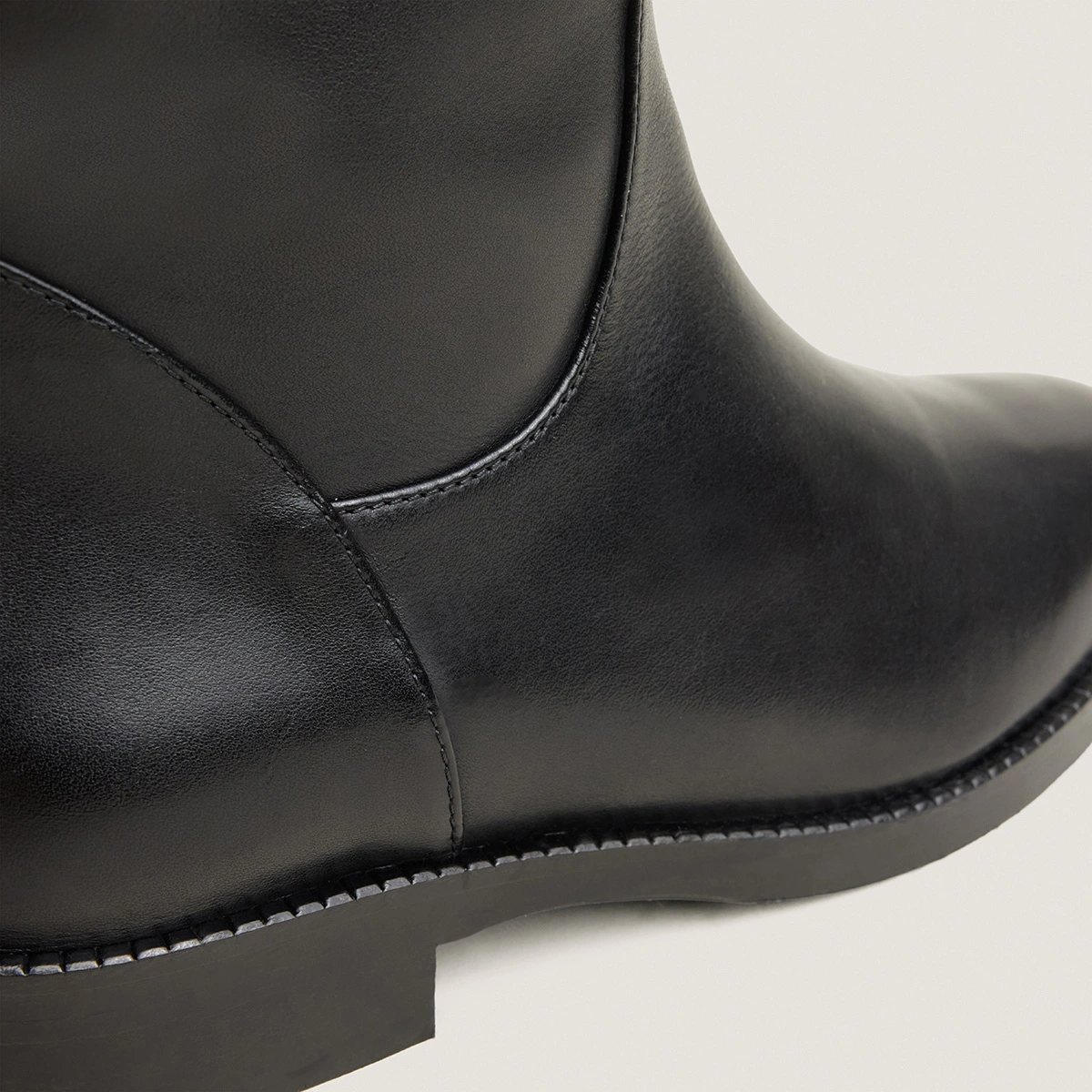 Zip heeled ankle boots in black leather | VELDA