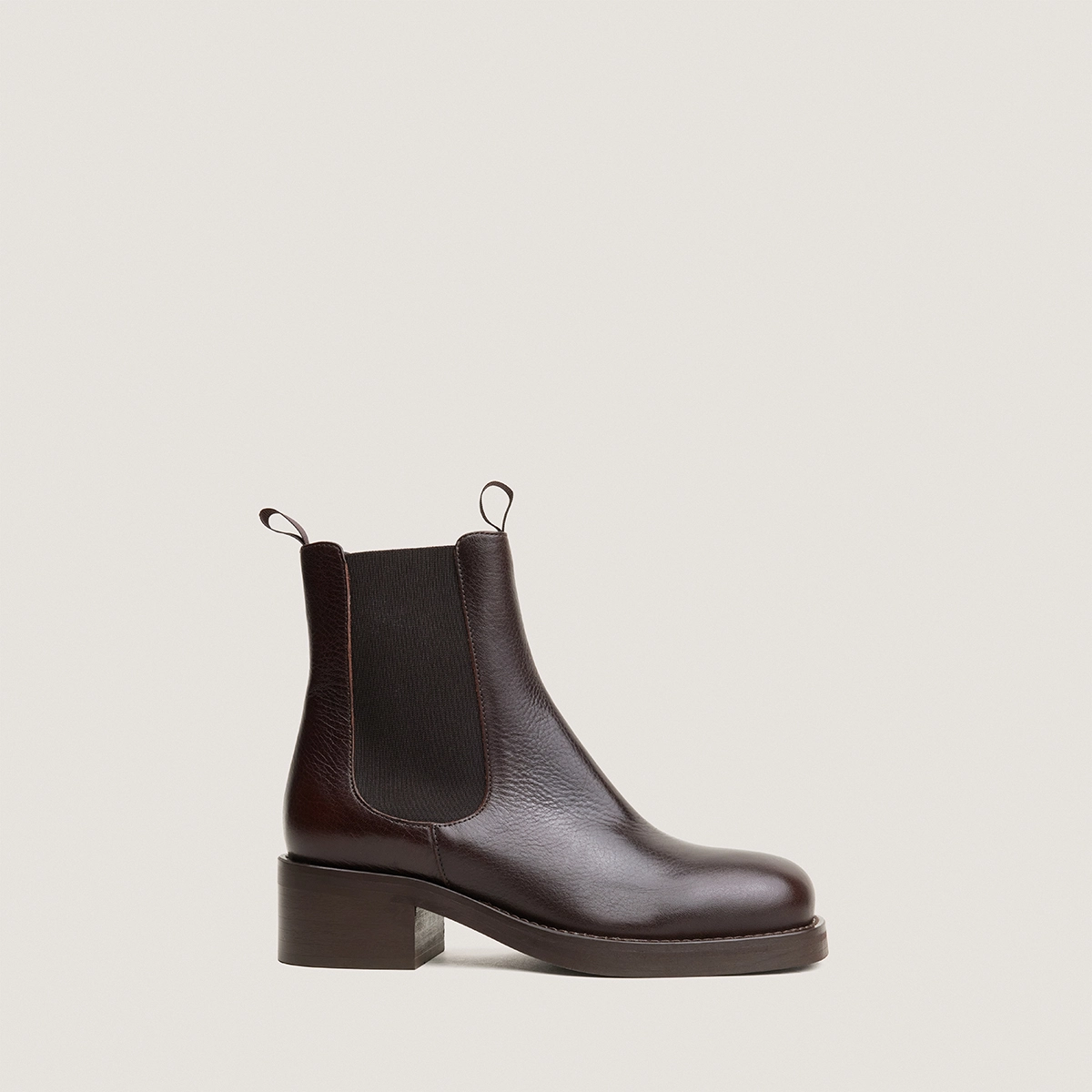 Chelsea boots with heels and round toes in dark brown grained leather | DIALO