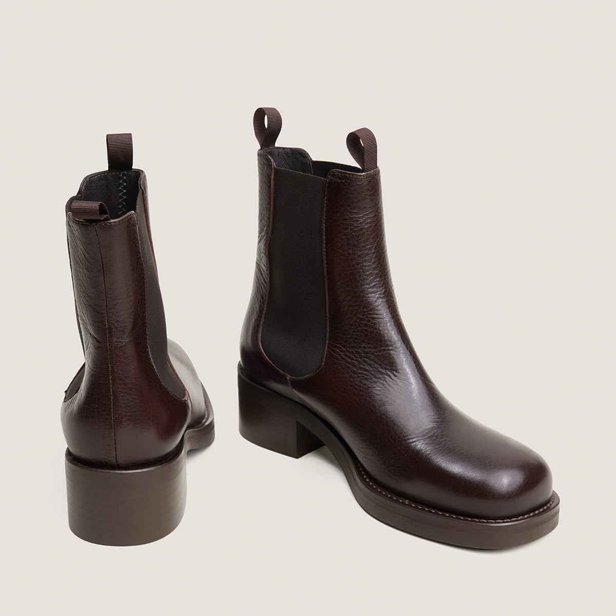 Chelsea boots with heels and round toes in dark brown grained leather | DIALO