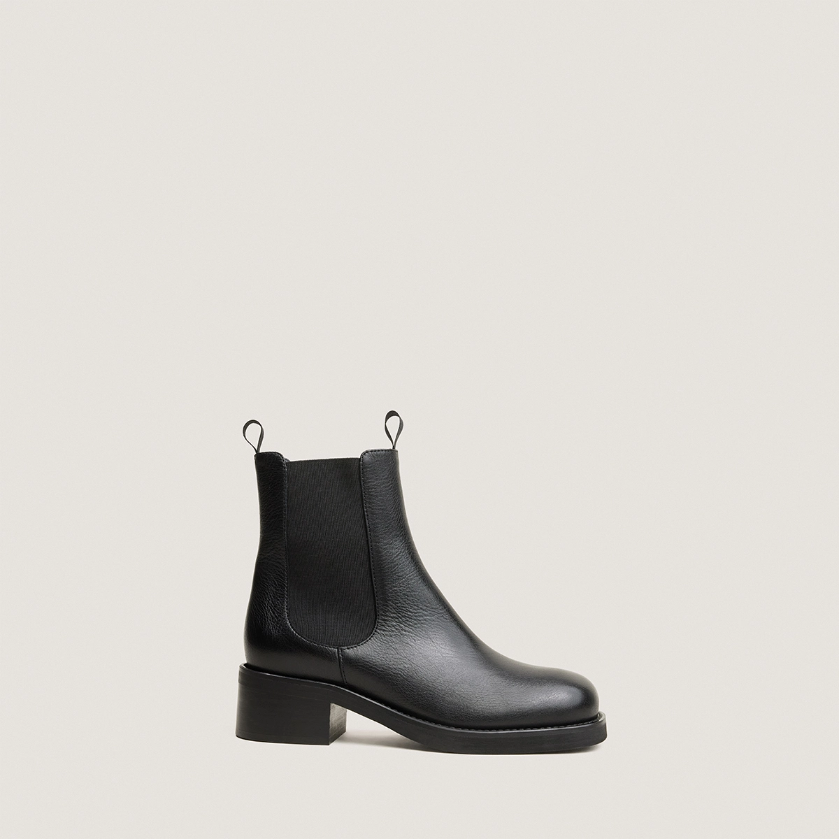 Chelsea boots with heels and round toes in black grained leather | DIALO