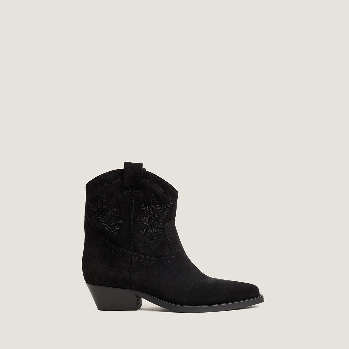 Ankle boots with pointed toes in black split leather | DELUS