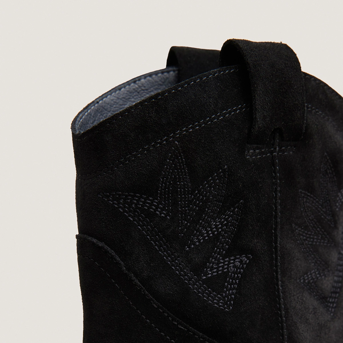 Ankle boots with pointed toes in black split leather | DELUS