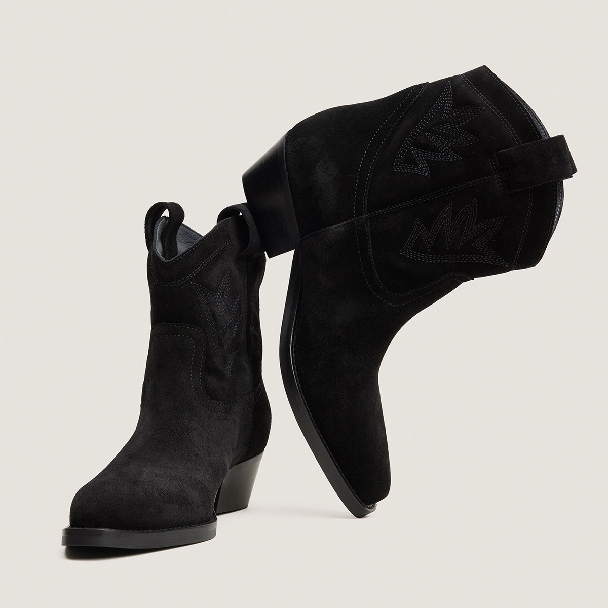 Ankle boots with pointed toes in black split leather | DELUS