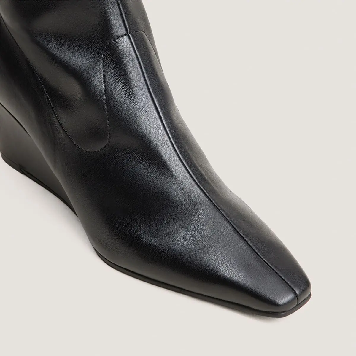 Pointed-Toe Ankle Boots in black stretch | DEXTRA
