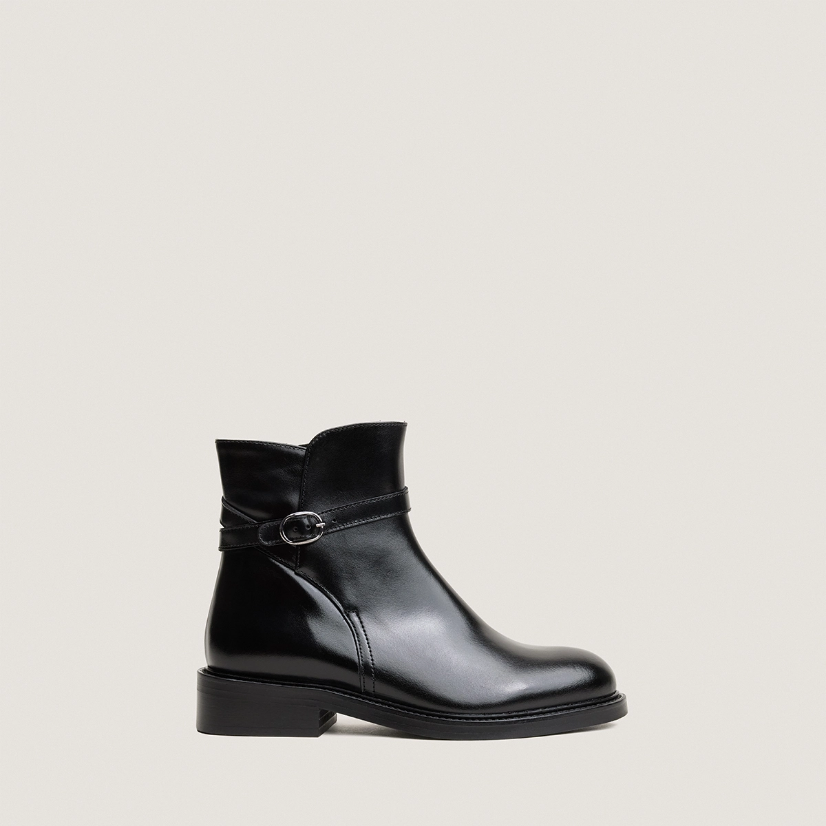 Round-toe ankle boots in black leather | DOOTSY