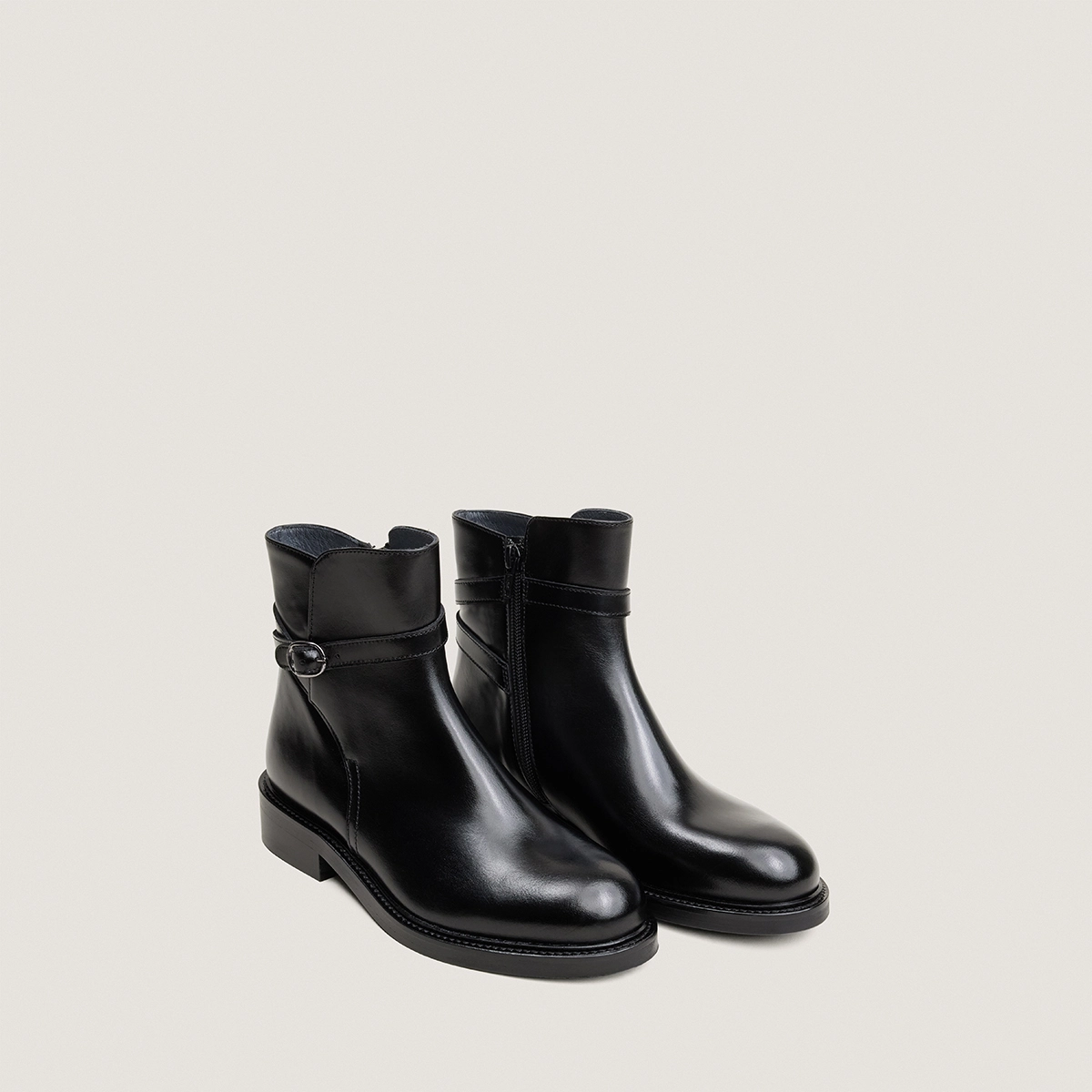 Round-toe ankle boots in black leather | DOOTSY