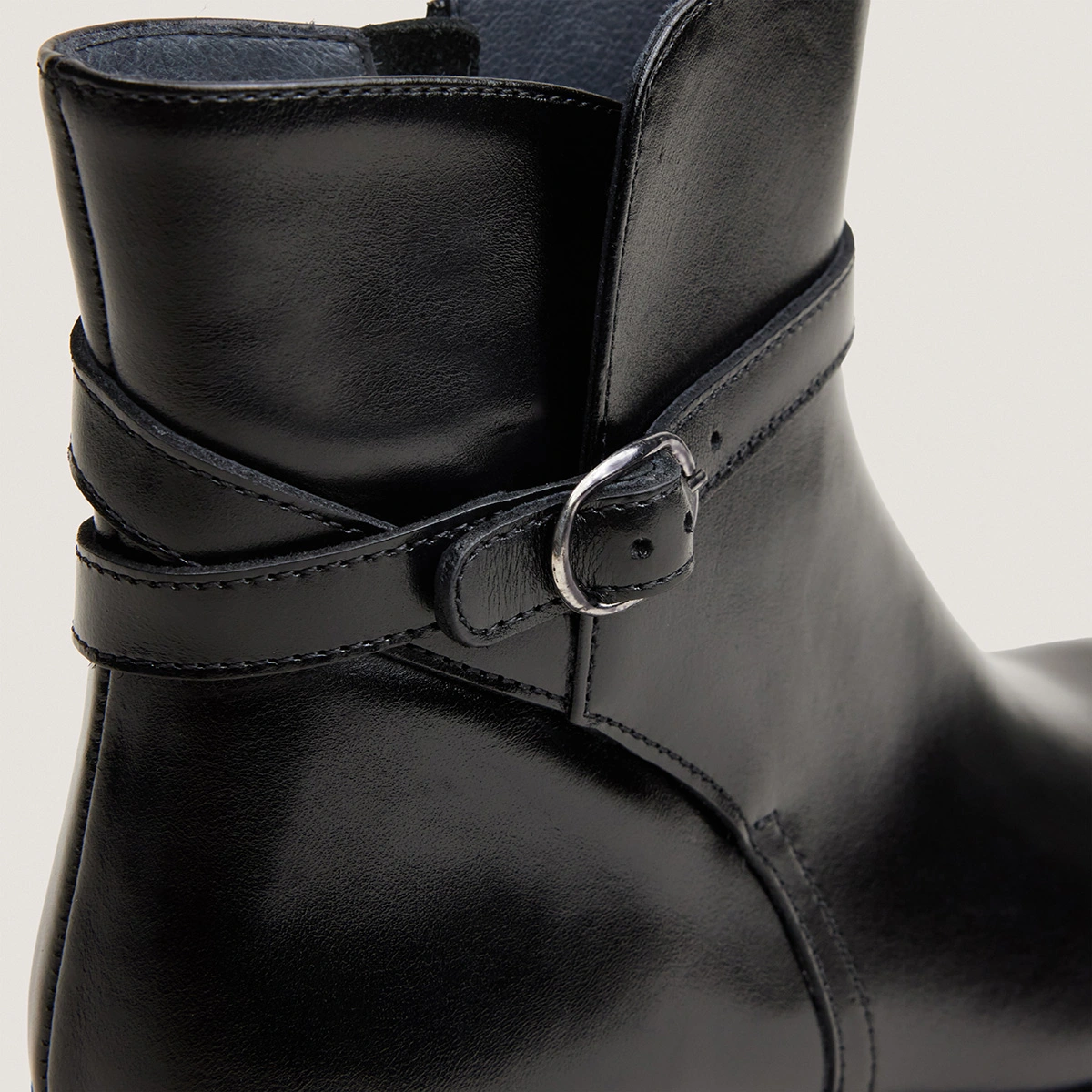 Round-toe ankle boots in black leather | DOOTSY