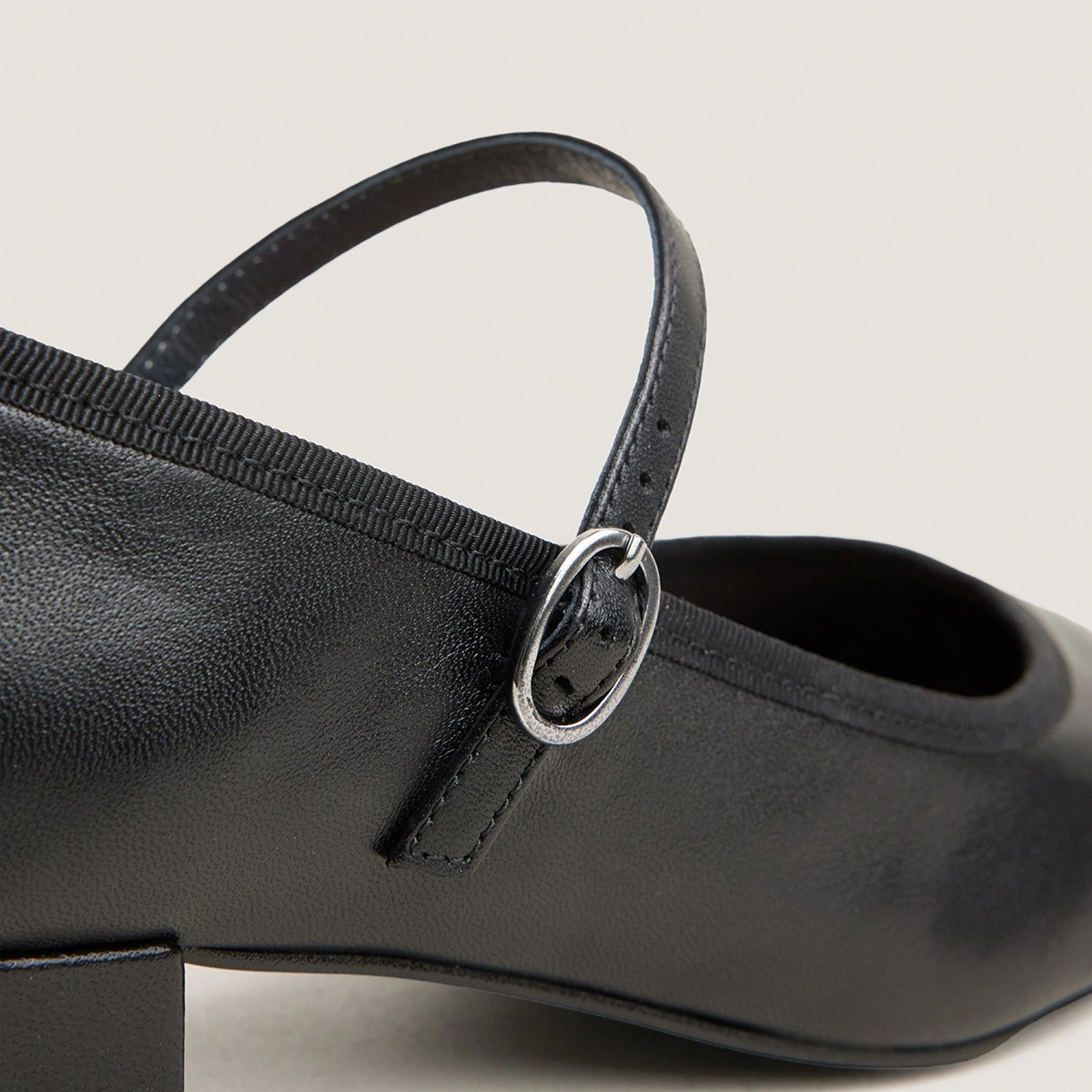 Heeled mary janes in black leather | DOURO