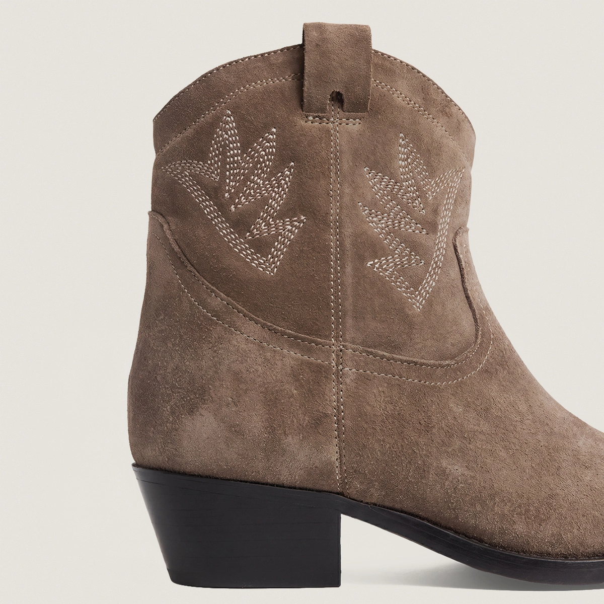 Ankle boots with pointed toes in taupe split leather | DELUS