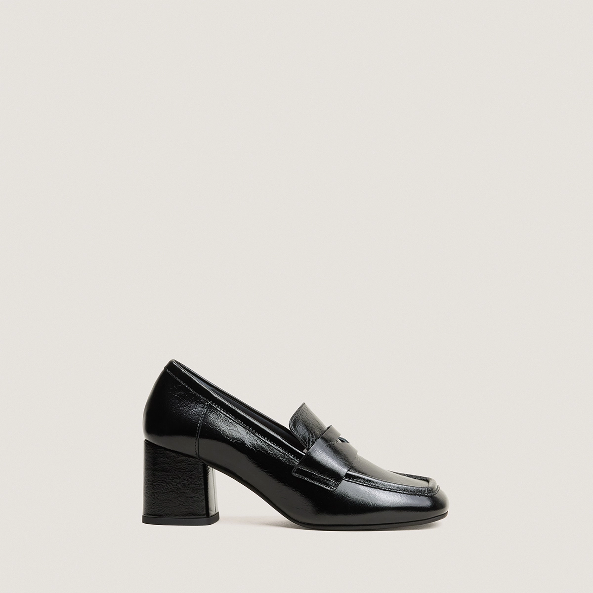 Loafers with square-toes in black shiny leather | DUCHE
