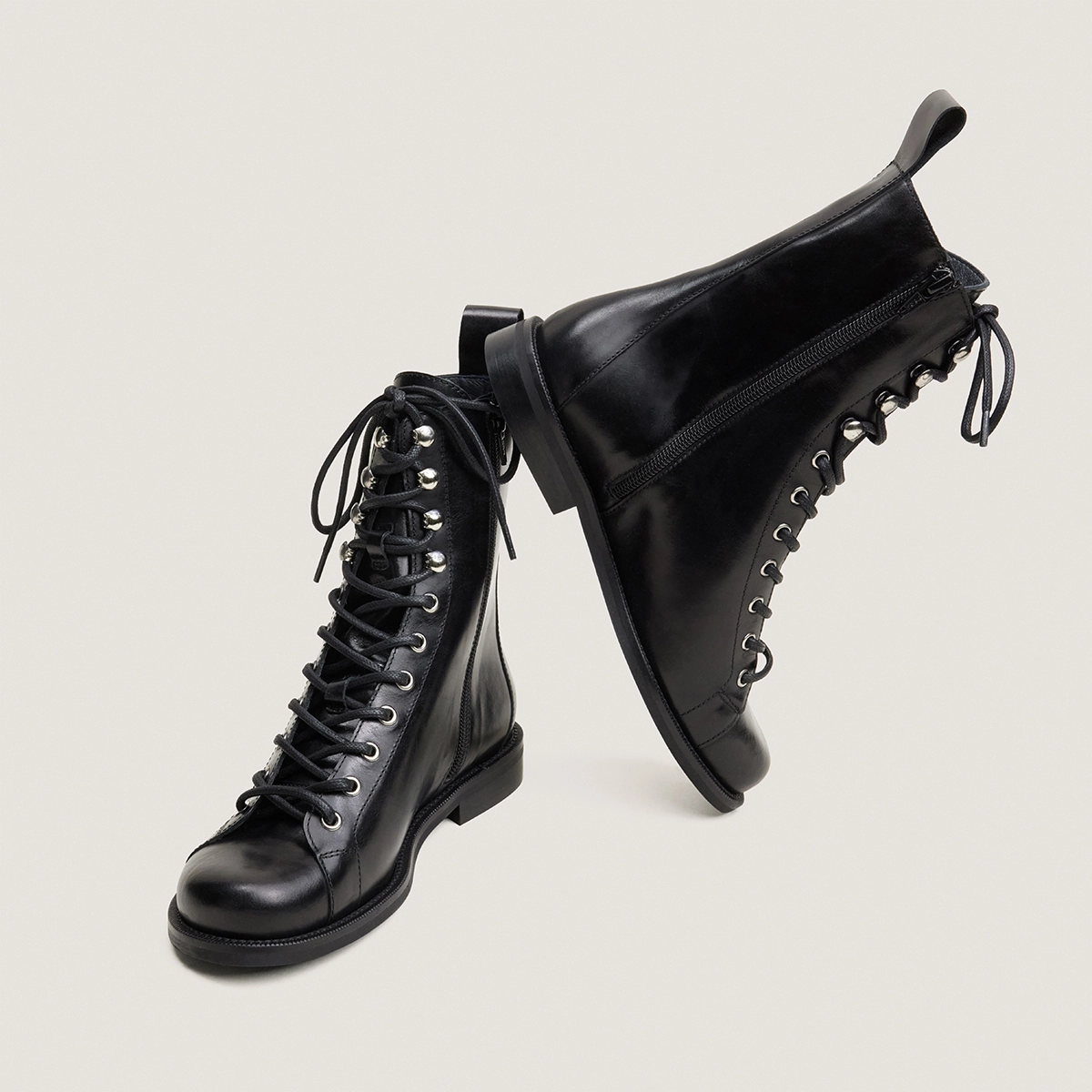Boots with round toes in black leather | DALIXO