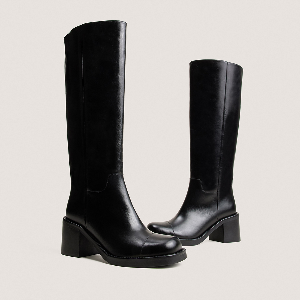 Heeled boots with round toes in black leather | DIVALA