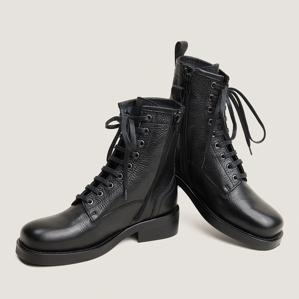 Lace-up boots in black grained leather | DIOLE