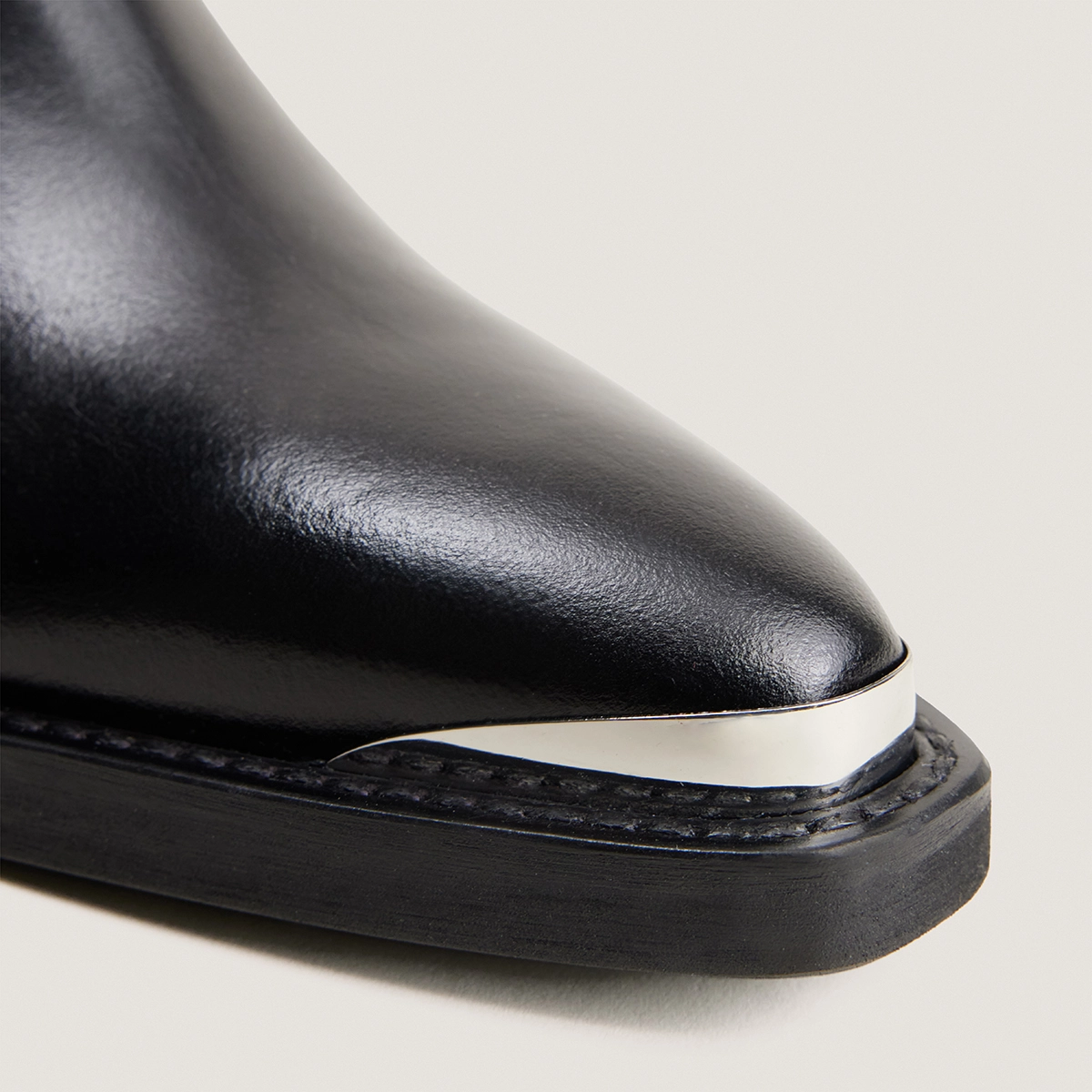 Lowboots with pointed toes in black leather | DELIRIO