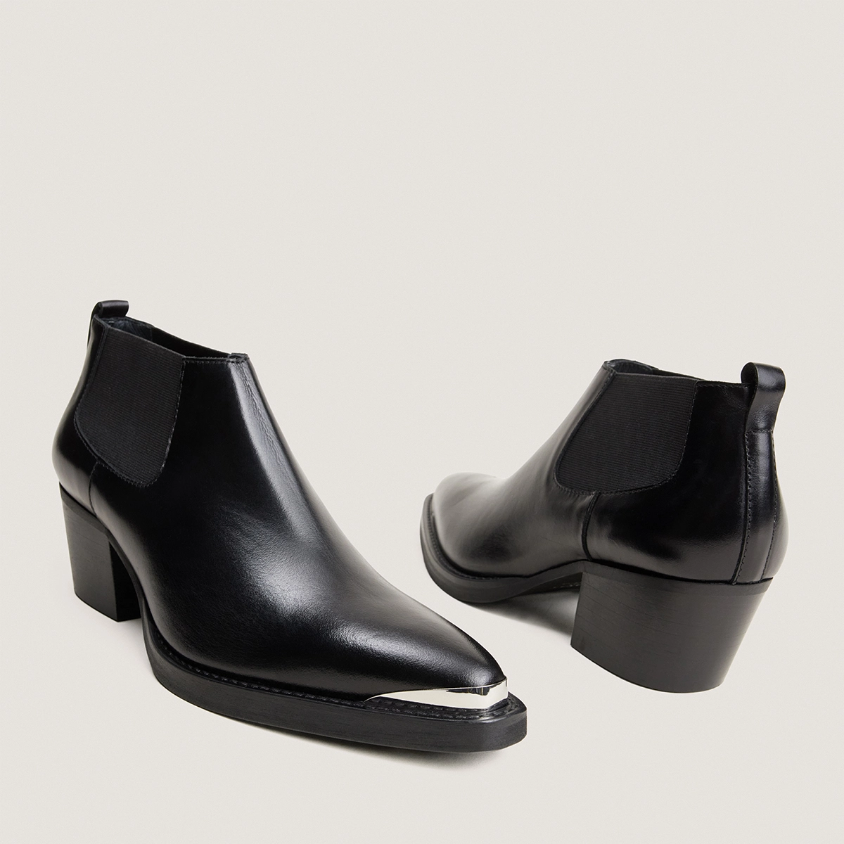 Lowboots with pointed toes in black leather | DELIRIO