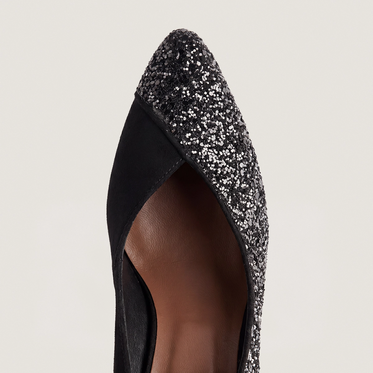 Pumps with pointed toes in black glitter and black suede | DULZURA
