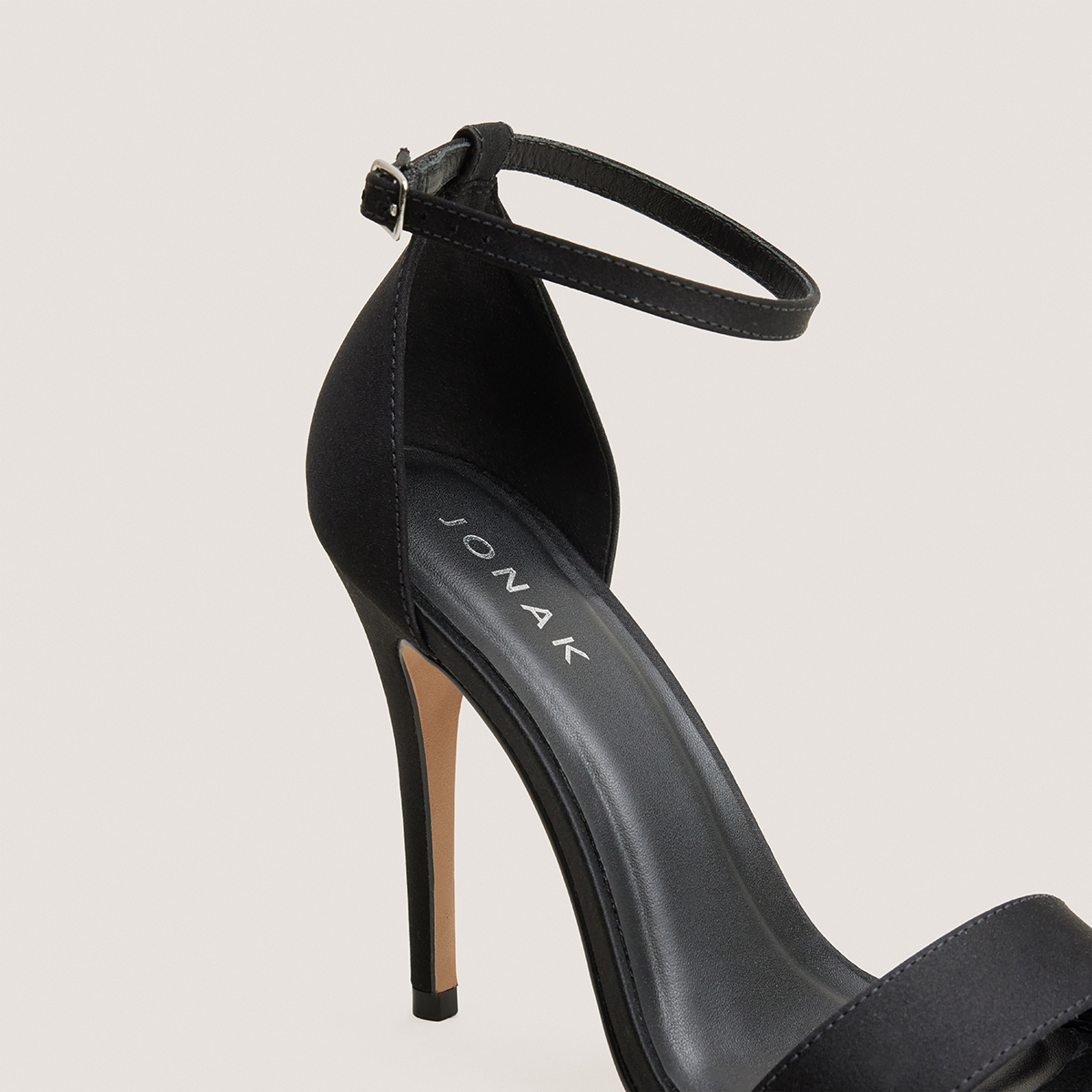 Heeled sandals with round toes in black satin | FRISSON