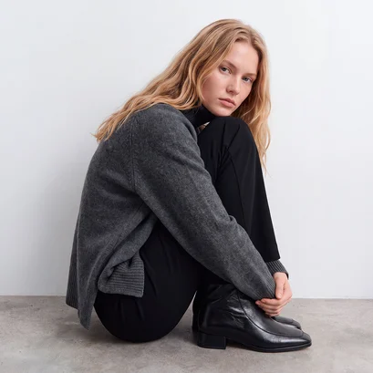 Square-toe ankle boots in black vintage leather | varel