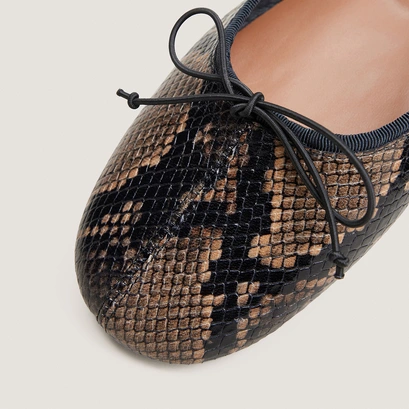 Ballet flats with small laces taupe