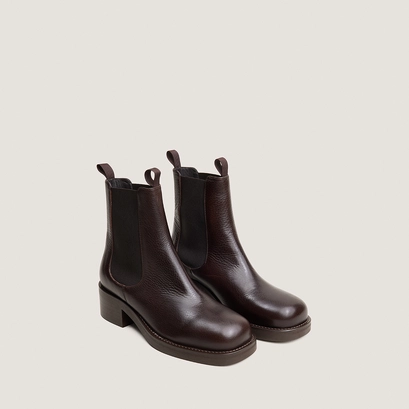 Chelsea boots with heels and round toes dark brown