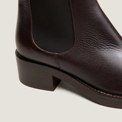 Chelsea boots with heels and round toes dark brown