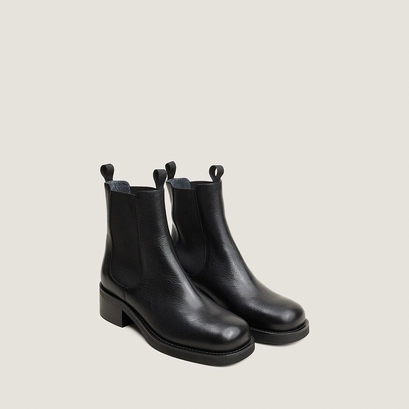 Chelsea boots with heels and round toes black