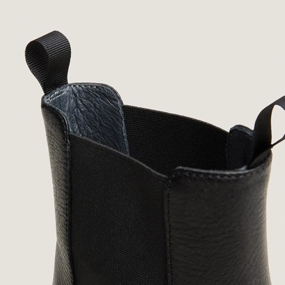 Chelsea boots with heels and round toes black