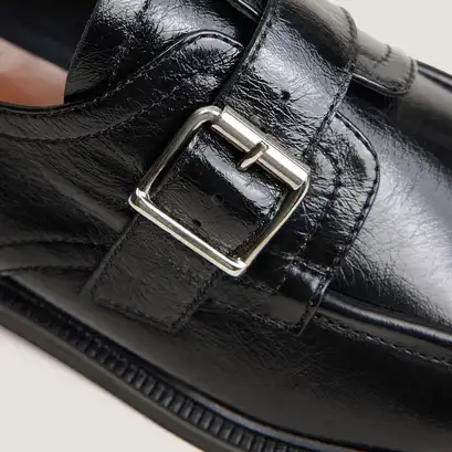 Buckle derbies in aged black leather | damelia