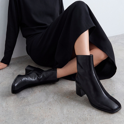 Heeled ankle boots in black leather and black split leather | vipo