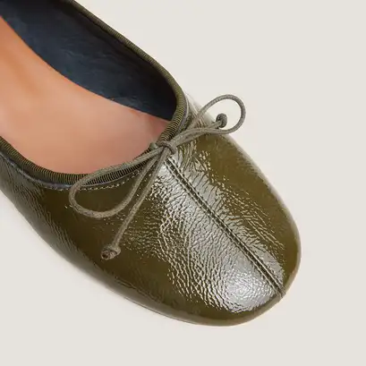 Round-toe ballet flats with delicate laces khaki