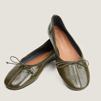 Round-toe ballet flats with delicate laces khaki