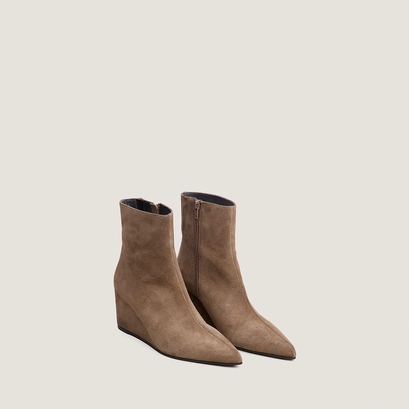 Pointed-toe ankle boots taupe