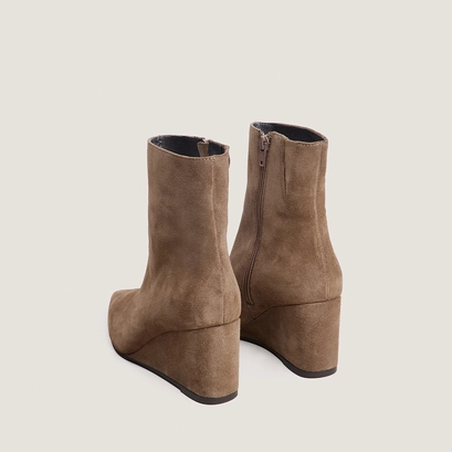 Pointed-toe ankle boots taupe