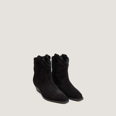 Ankle boots with pointed toes black