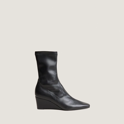 Pointed-Toe Ankle Boots black