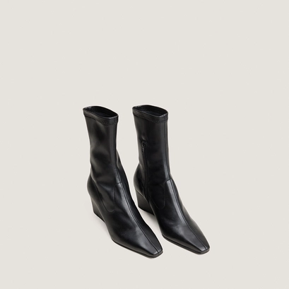 Pointed-Toe Ankle Boots black