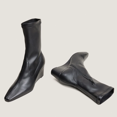 Pointed-Toe Ankle Boots black
